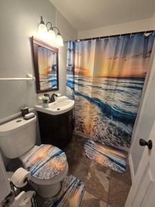 Et badeværelse på The Blue orlampa house