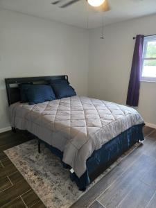 En eller flere senge i et værelse på The Blue orlampa house