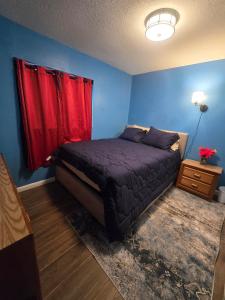 En eller flere senge i et værelse på The Blue orlampa house