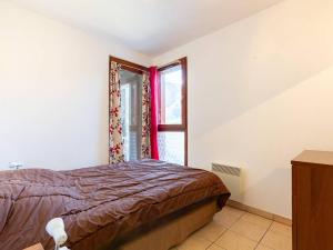 a bedroom with a bed and a window at Appartement 6 pers. à Loudenvielle avec Wifi, proche Skyvall - FR-1-695-93 in Loudenvielle