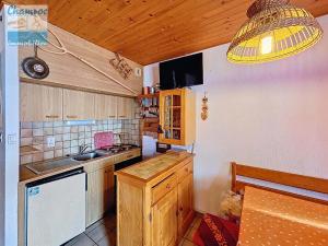 Η κουζίνα ή μικρή κουζίνα στο Studio lumineux avec balcon exposé Sud et parking à La Chapelle-d'Abondance - FR-1-692-116