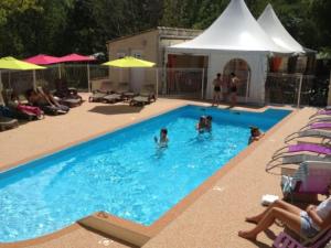 un grupo de personas nadando en una piscina en Chalet pour 2 avec Terrasse - Rampe d'accès - API-1-52-922, en Soubès