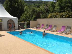 un grupo de personas nadando en una piscina en Chalet pour 2 avec Terrasse - Rampe d'accès - API-1-52-922, en Soubès