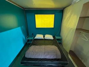 Ένα ή περισσότερα κρεβάτια σε δωμάτιο στο Bungalow 3 Pièces avec Terrasse - API-1-52-888