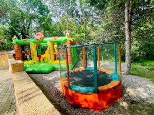 Ο χώρος παιχνιδιού για παιδιά στο Chalet avec Terrasse pour 5 personnes - API-1-52-905