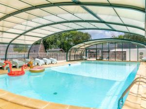 Πισίνα στο ή κοντά στο Mobile-home avec terrasse à Tréguennec, parfait pour 4 personnes - API-1-52-928