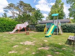 Ο χώρος παιχνιδιού για παιδιά στο Mobile-home avec terrasse à Tréguennec, parfait pour 4 personnes - API-1-52-928