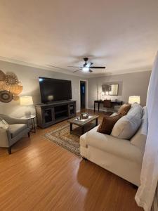 Μια τηλεόραση ή/και κέντρο ψυχαγωγίας στο Cozy 3 Bedroom Home with Garage