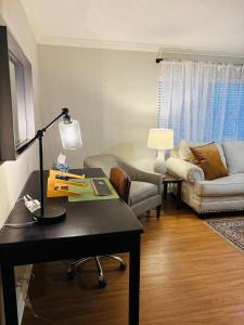 Χώρος καθιστικού στο Cozy 3 Bedroom Home with Garage