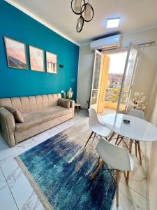 una sala de estar con un sofá, una mesa y sillas en Cozy apartment in down town, en El Cairo