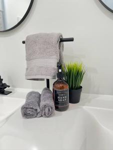 Tubside Tranquility Tobermory Winter Retreat في توبيرموري: حوض الحمام مع زجاجة من الصابون والمناشف