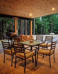 Tubside Tranquility Tobermory Winter Retreat في توبيرموري: فناء مع طاولة وكراسي وشواية