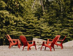Tubside Tranquility Tobermory Winter Retreat في توبيرموري: مجموعة من أربعة كراسي موضوعة على الرمال