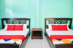 Ένα ή περισσότερα κρεβάτια σε δωμάτιο στο Pondok HJP Pangandaran Mitra RedDoorz