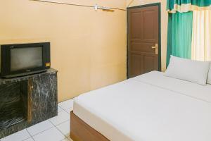 Μια τηλεόραση ή/και κέντρο ψυχαγωγίας στο Pondok HJP Pangandaran Mitra RedDoorz +11 φωτογραφίες