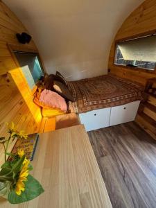 Ένα ή περισσότερα κρεβάτια σε δωμάτιο στο The Village Eco Stay Byron Bay