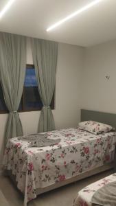 um quarto com duas camas e uma janela em Refugio em bananeiras em Bananeiras mais 30 fotografias