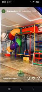 um playground com escorregador em uma sala em Refugio em bananeiras em Bananeiras