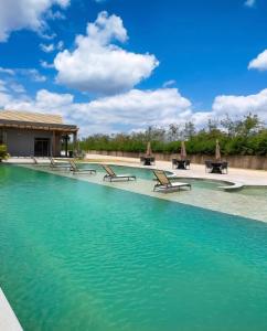 uma piscina com bancos na água em Refugio em bananeiras em Bananeiras