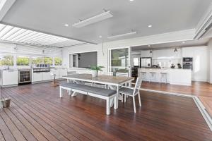 Køkken eller tekøkken på Coastal Oasis BBQ, Fire Pit & Heated Pool Sleeps 8