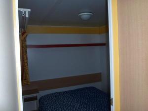 a small bedroom with a bed in a room at Mobil-home 4 pers avec Terrasse - Cuisine équipée - API-1-52-934 in La Chapelle