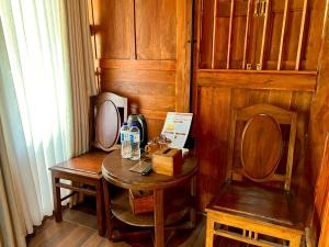 un tavolino con specchio e sedia di Nglaras Resort Yogyakarta a Ngaglik Altre 52 foto