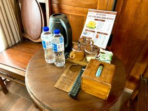 un tavolo in legno con due bottiglie d'acqua di Nglaras Resort Yogyakarta a Ngaglik