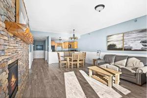 Χώρος καθιστικού στο Whispering Pines Lake Views King Suite, 2 Queen Beds, Kitchen and Heated Pools