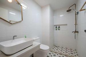 ein weißes Badezimmer mit Waschbecken und Toilette in der Unterkunft Chongqing Justom Family Serviced Apartments 2 in Chongqing + 72 Fotos