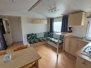 Køkken eller tekøkken på Mobil-home 4 pers. avec terrasse à Notre-Dame-de-Monts - API-1-52-946