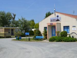 Bygningen som campingpladsen ligger i