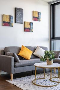 Galleria on the Glen - High floor deluxe apartment في غلين وافرلي: غرفة معيشة مع أريكة وطاولة