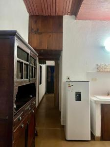 サンタ・テレシータにあるLo de Nelly en Santa Teresita Pta Bajaの白い冷蔵庫とシンクのあるキッチン