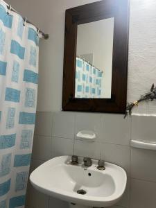 サンタ・テレシータにあるLo de Nelly en Santa Teresita Pta Bajaの白い洗面台と鏡のあるバスルーム