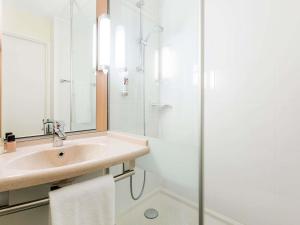 Phòng tắm tại ibis Rennes Cesson