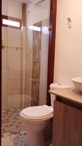 Rural Cabin Among Clouds في Támesis: حمام مع مرحاض ودش ومغسلة