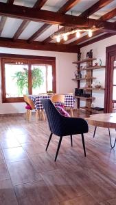 Rural Cabin Among Clouds في Támesis: غرفة معيشة مع كراسي وطاولة +14 صورة