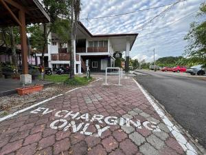 a street with the words encouraging unity written on the road at Kesuma Villa Exclusive Stay in Parit Raja