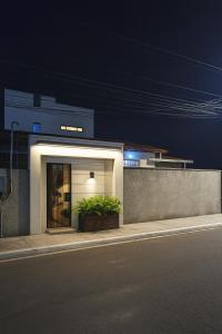 ein Gebäude am Straßenrand bei Nacht in der Unterkunft ꕥ Casa Premium com 9 Lugares ꕥ Cantinho da Margarida ꕥ Hospedagem & Hostel Premium in Belém