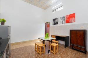 a room with a table and chairs and a piano at Hà Giang Homestay - Nhà phố Du lịch Biển Vũng Tàu Gần bãi biển Long cung in Vung Tau +8 photos