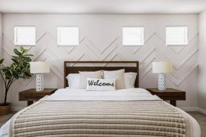 Ένα ή περισσότερα κρεβάτια σε δωμάτιο στο Modern & Bright 5BR|Near Stadium Westgate w/ Pool