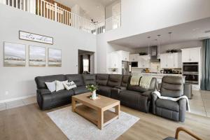 Η κουζίνα ή μικρή κουζίνα στο Modern & Bright 5BR|Near Stadium Westgate w/ Pool