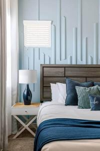 Ένα ή περισσότερα κρεβάτια σε δωμάτιο στο Modern & Bright 5BR|Near Stadium Westgate w/ Pool