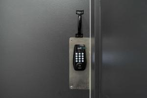 une porte munie d'une télécommande qui lui est attachée dans l'établissement Downtown Studio For 2 Guests with Parking, à Montréal