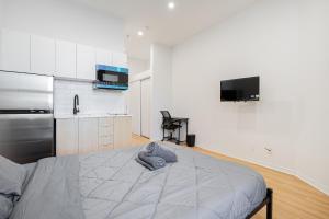une chambre avec un lit et une cuisine dans l'établissement Downtown Studio For 2 Guests with Parking, à Montréal