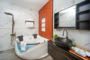 Ένα μπάνιο στο The Palms Hotel +37 φωτογραφίες