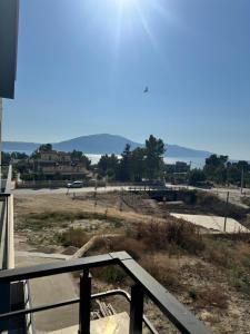 un balcón con vistas a un aparcamiento en Vlore Radhimë Vacation Home, en Vlorë