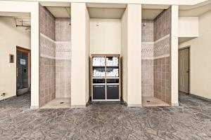 Whispering Pines Lake Views Studio 2 Queen Beds, Heated Pool and Hot Tub في تو هاربورس: مدخل مبنى فيه باب