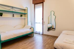 Кровать или кровати в номере Spacious 6-Guest Home 8 min To Metro & Free Parking