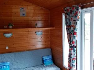 Ένα ή περισσότερα κρεβάτια σε δωμάτιο στο Chalet pour 5 personnes avec terrasse à Tréguennec - API-1-52-967 +27 φωτογραφίες